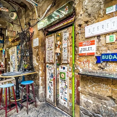 Casadeco Apt-stunning New York Cafe View