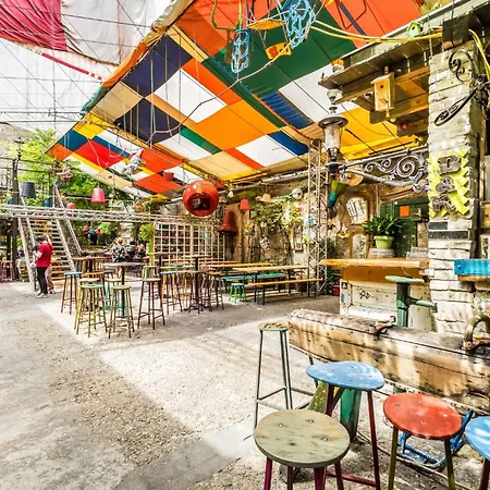Casadeco Apt-stunning New York Cafe View