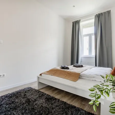 Casadeco Apt-stunning New York Cafe View