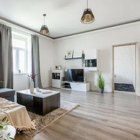 Casadeco Apt-stunning New York Cafe View