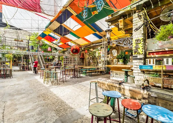 Casadeco Apt-stunning New York Cafe View